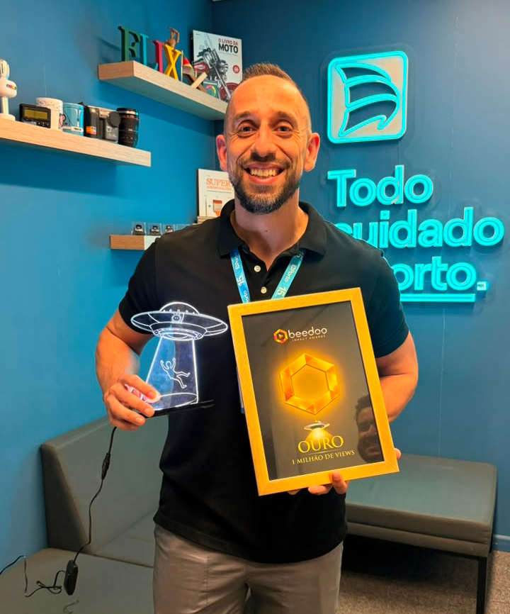Diego Teófilo recebendo a placa Gold — Porto Seguros