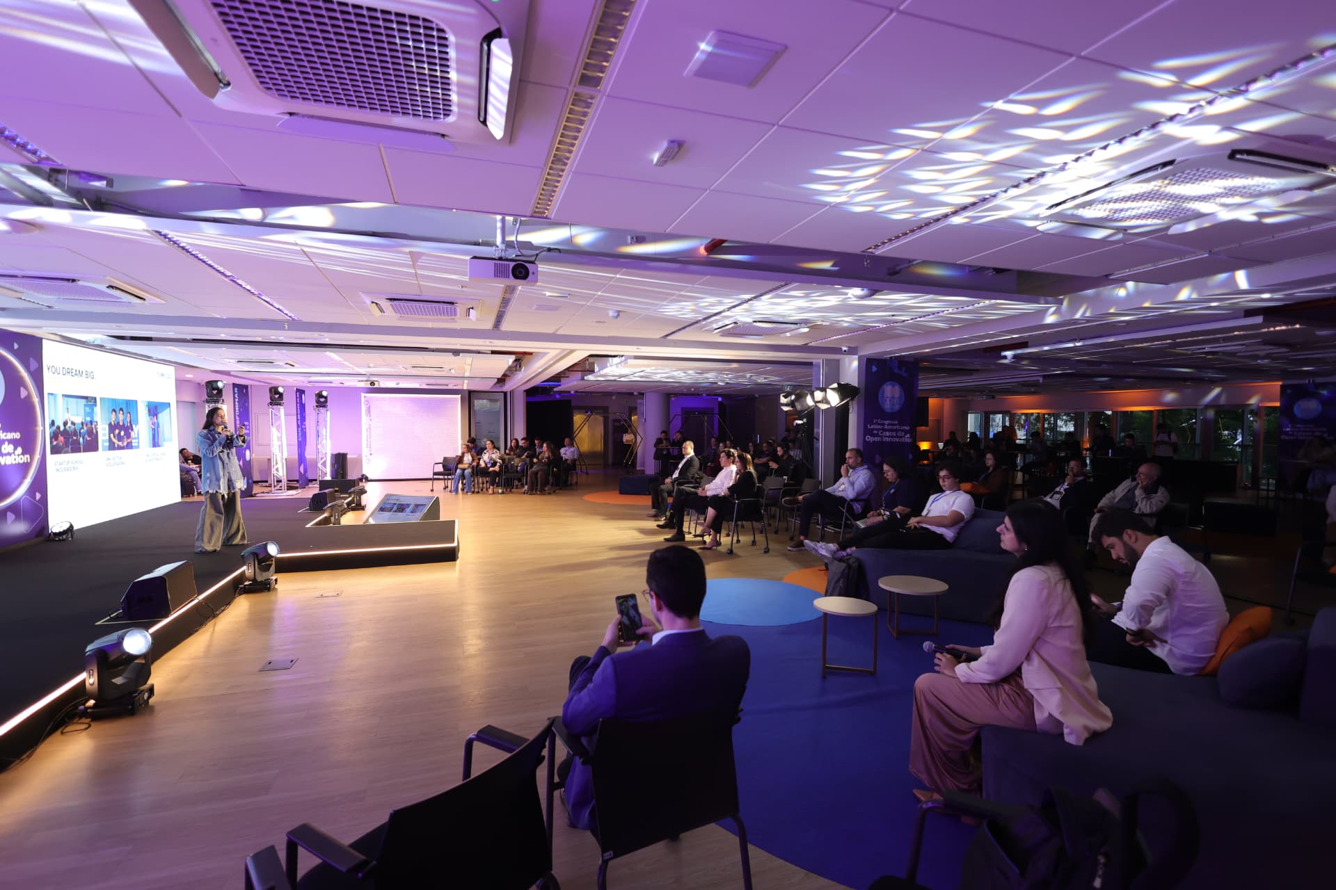 Plateia acompanhando a apresentação do case no congresso de Open Innovation