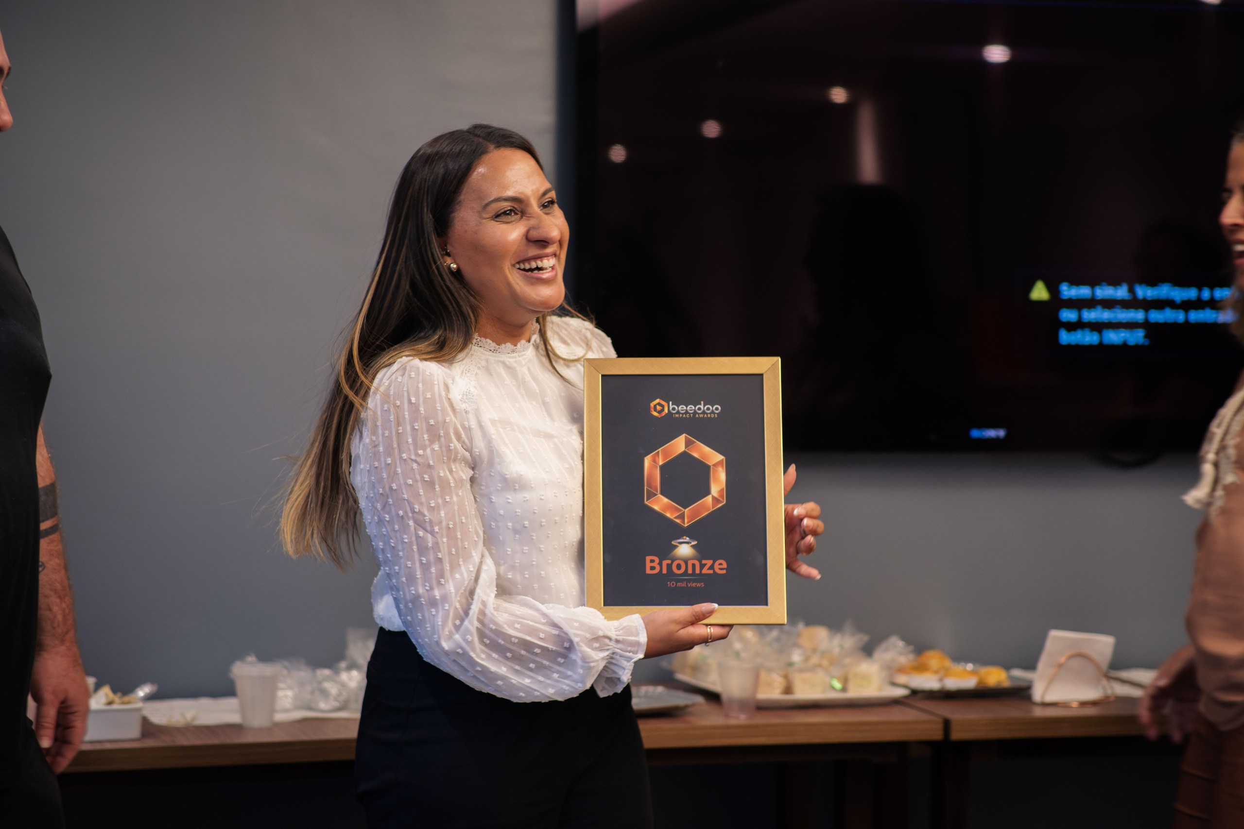 Rosangela Silva recebendo a placa Bronze — Global Cargo