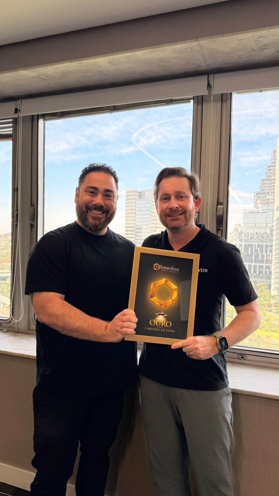 Luiz Ianini recebendo a placa Gold — NeoBPO