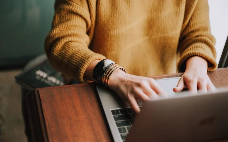 Profissional estudando em plataforma de EAD — matéria da Liga Ventures