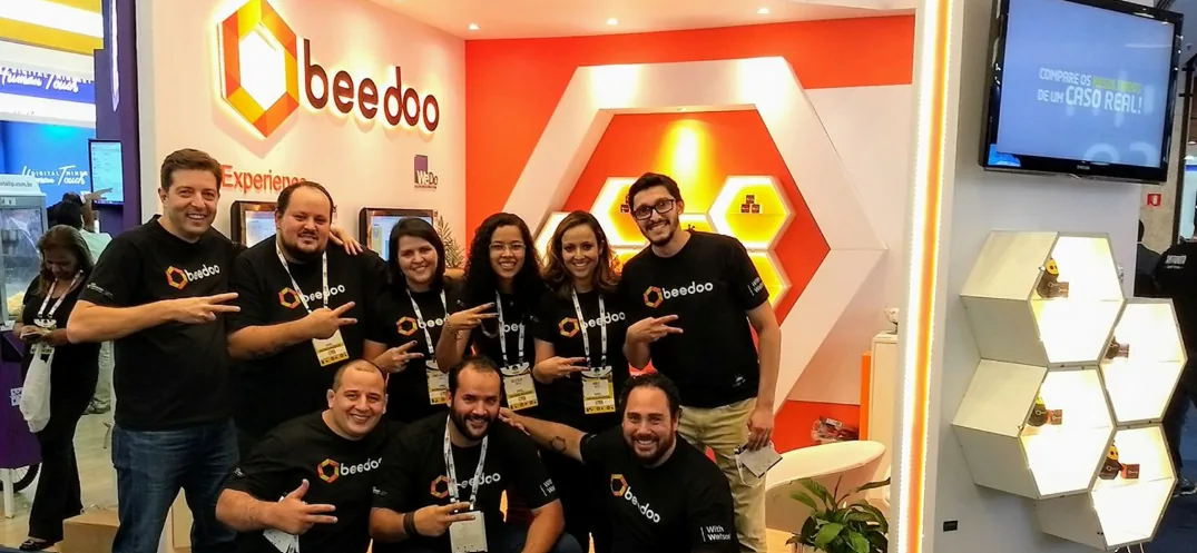 Time do Beedoo no estande da empresa durante feira de tecnologia, no lançamento oficial da plataforma
