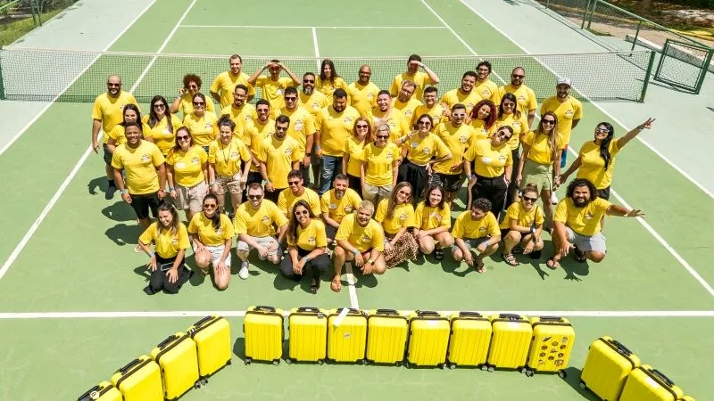 Time Beedoo reunido na celebração dos 10 anos da empresa, formando o hexágono da marca