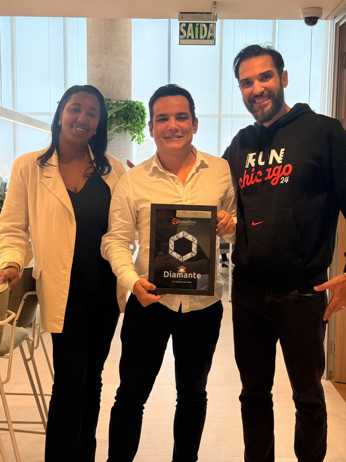 Bruno Brasiliano recebendo a placa Diamond — Almaviva