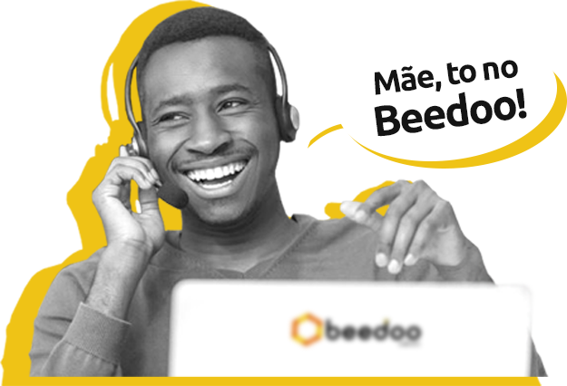 Atendente sorrindo com headset usando o Beedoo, com o balão “Mãe, to no Beedoo!”