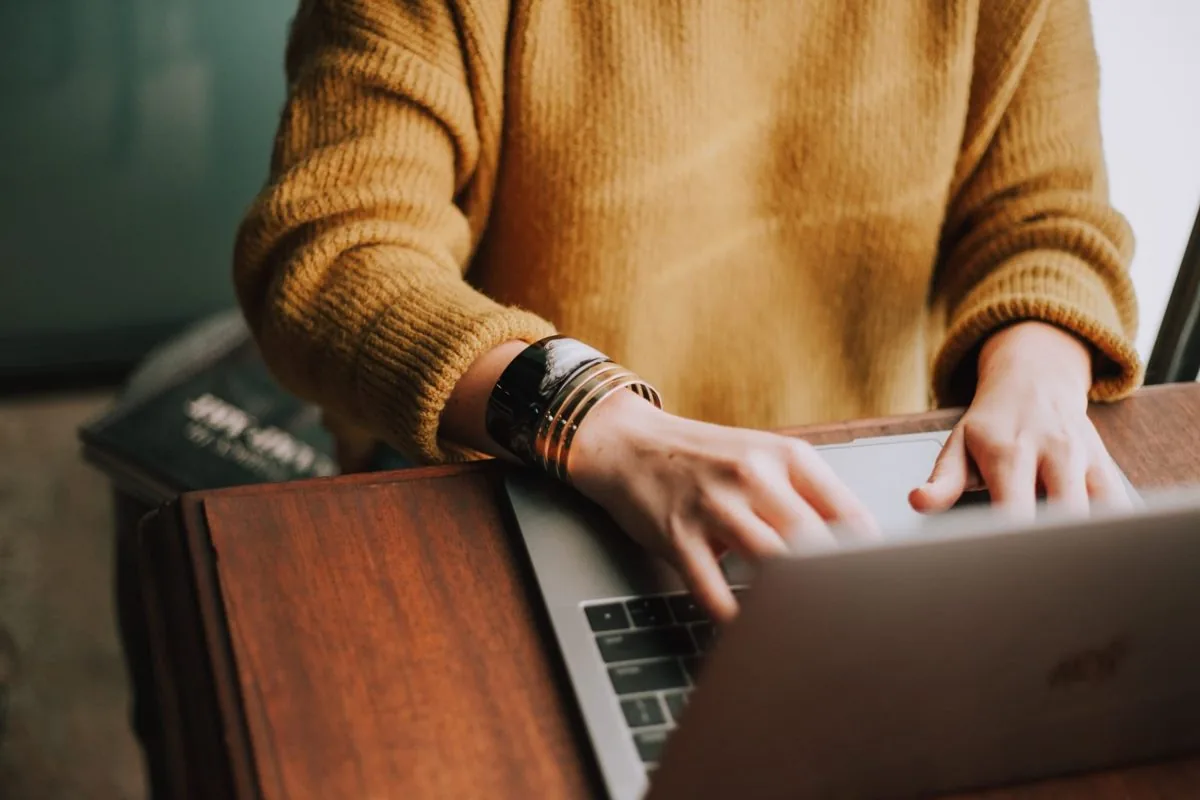 Profissional estudando em plataforma de EAD, matéria sobre LMS e treinamentos corporativos