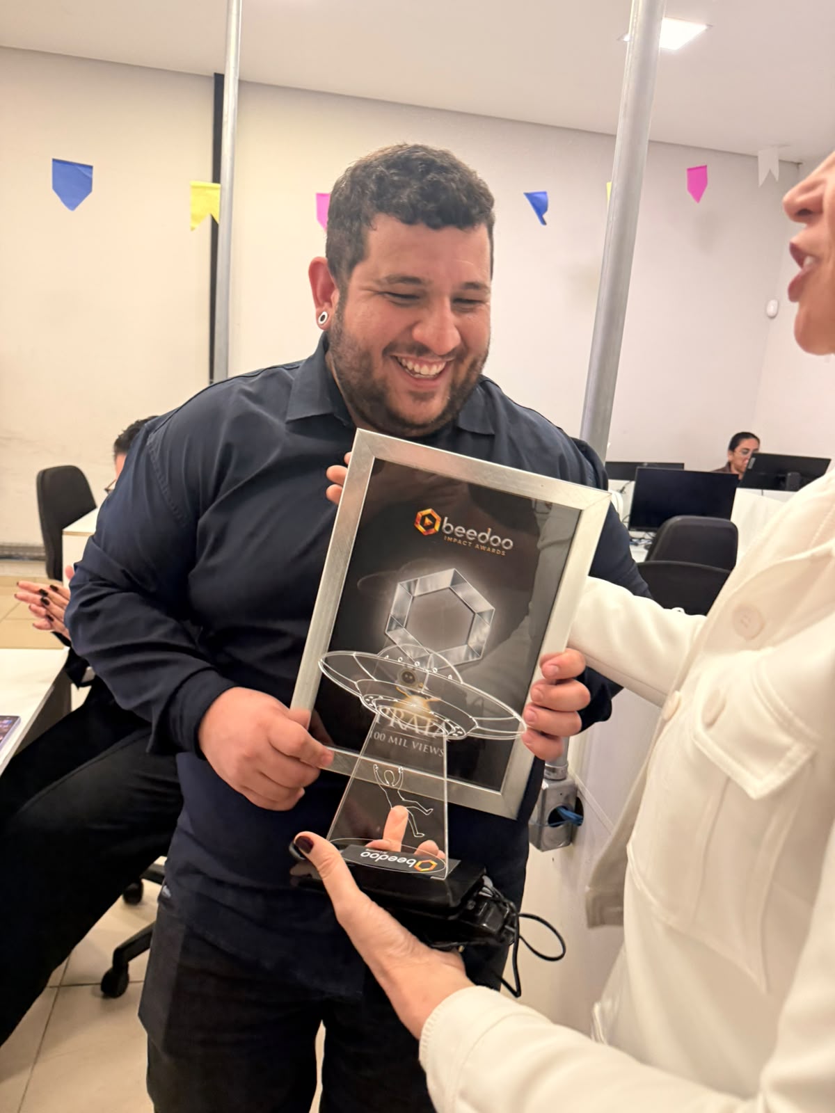 Kledson Cezar Queiroz Rego recebendo a placa Silver — Desktop